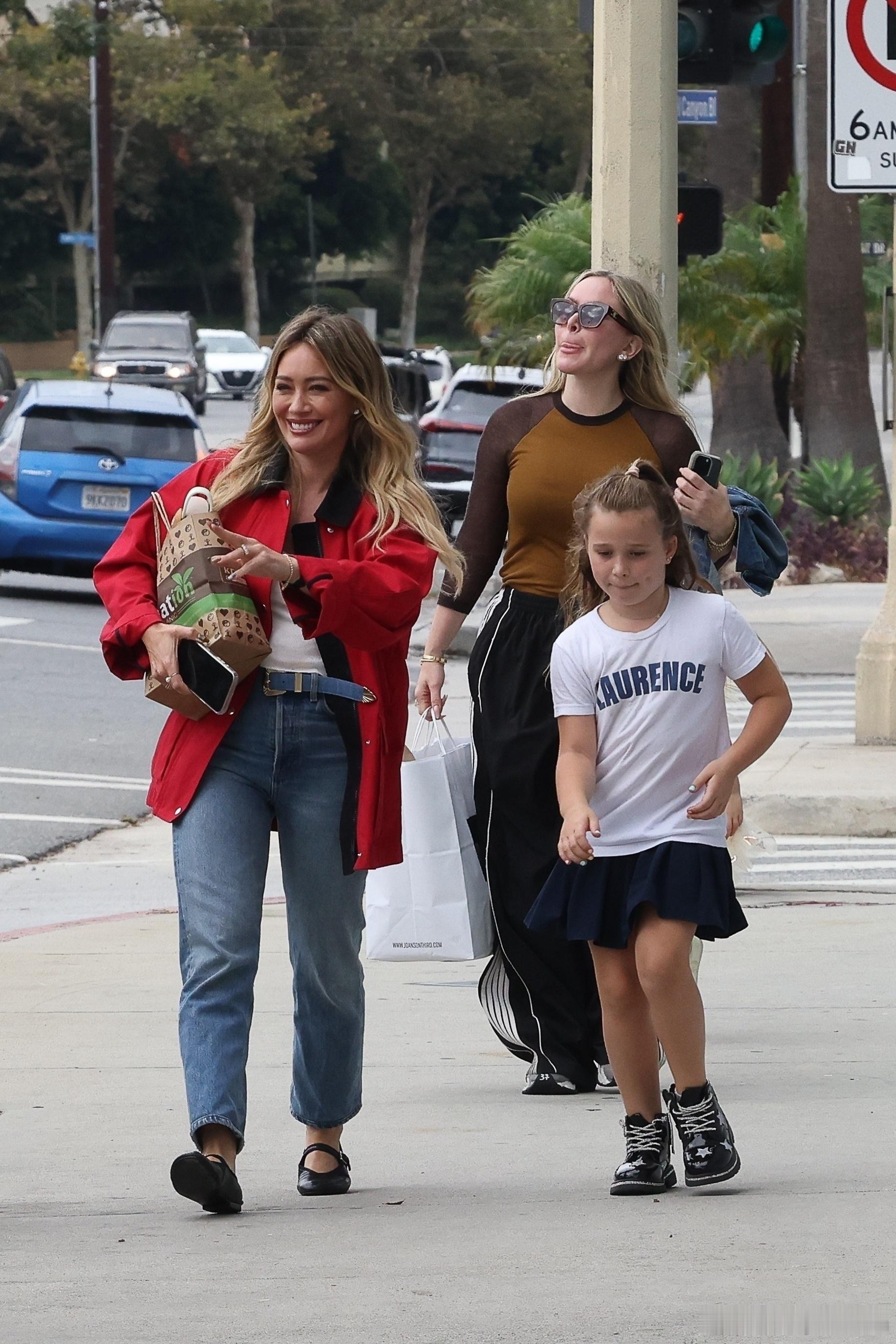 hilary duff希拉里达芙带着两个女儿banks和mae在斯蒂迪奥城外出，