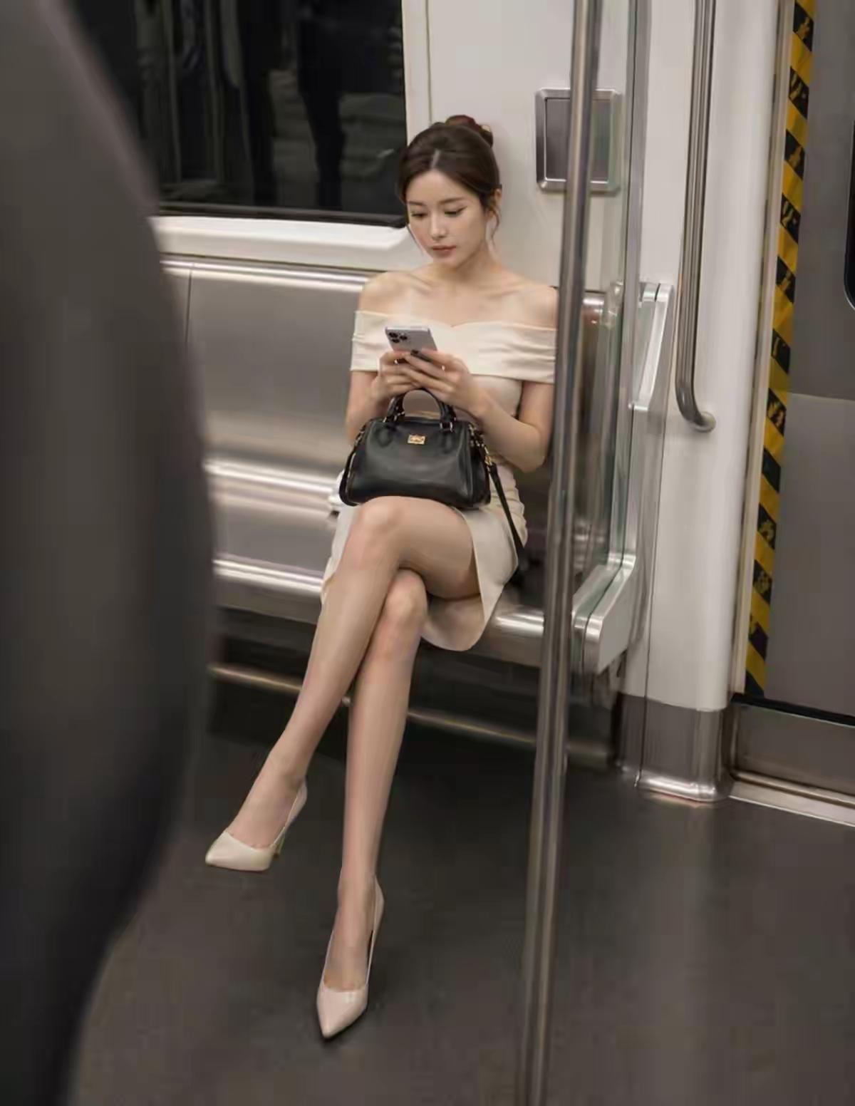 在大多数女孩子都喜欢穿运动鞋的年代，这样穿着打扮的女人真的让人眼前一亮，好美好漂
