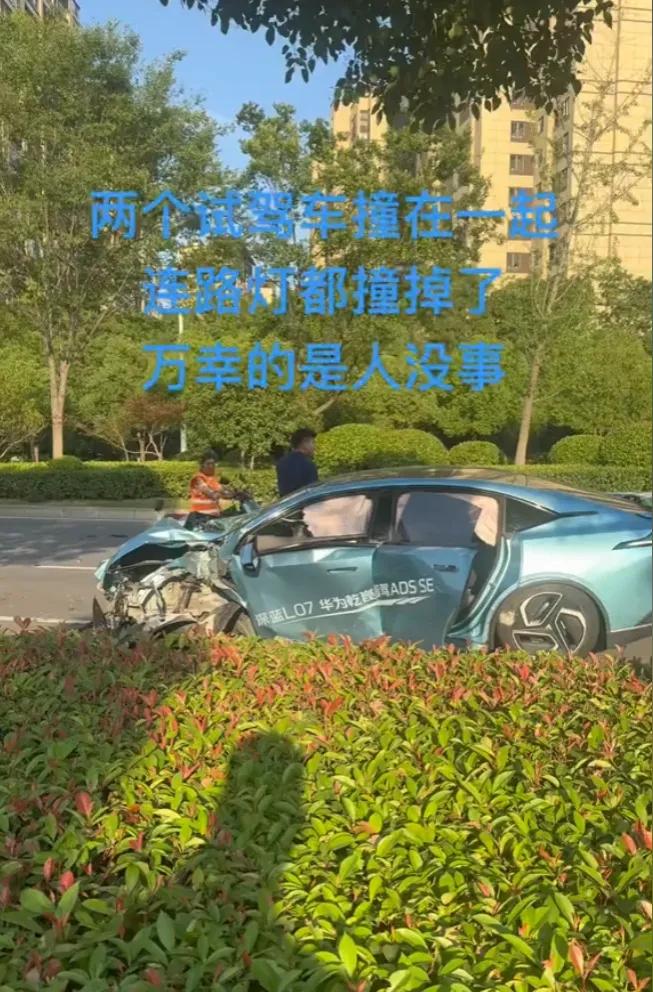 开车上路，尤其是新手试新车，真的是要万般小心谨慎。看看照片中的试驾车损毁严重，旁