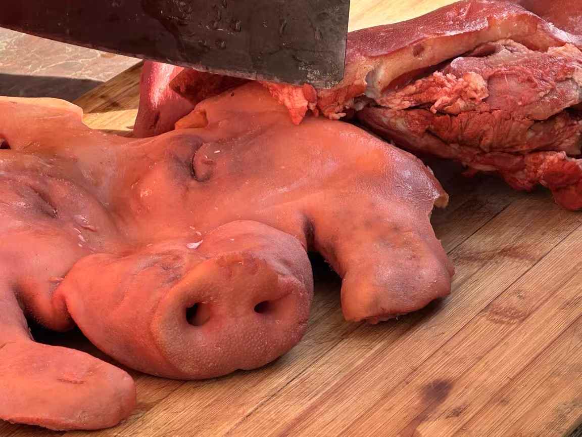 腊月二十7️⃣：制作猪头肉[赞][围观] 