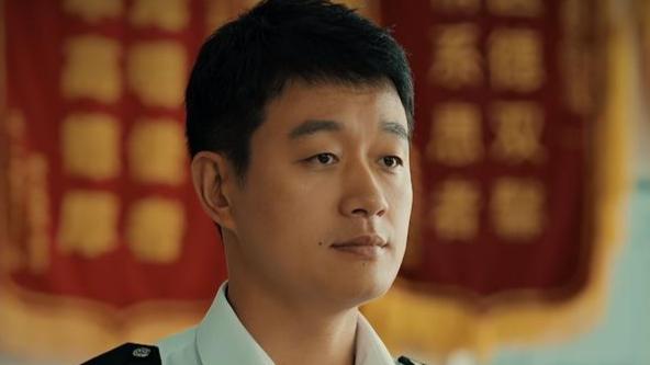 佟大为在新剧《夜色正浓》中大胆突破，首演“渣男”李东明。表面是光鲜的人力资源高管