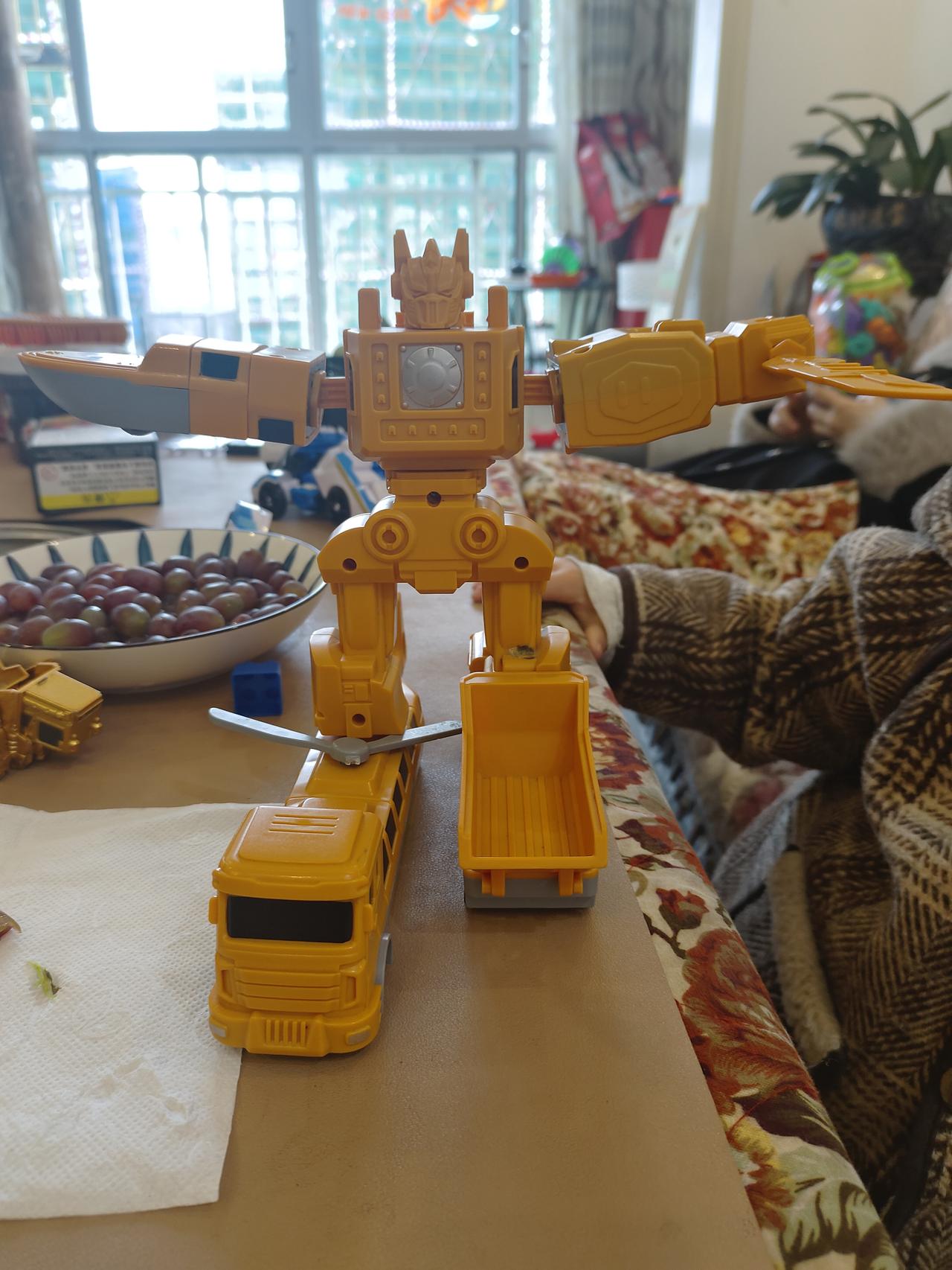 这是我3岁小孩拼的战斗机甲车，有他自己的创意和想法。