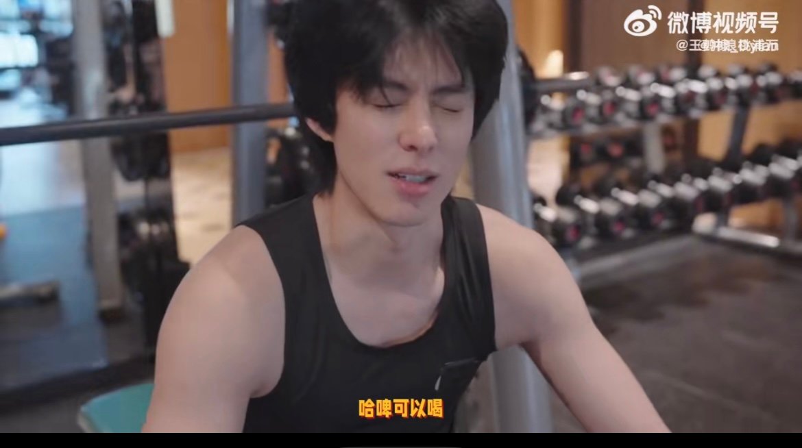 王鹤棣说在好六宿舍涅槃重生 王鹤棣vlog直接承包今日笑点！在连轴转的工作节奏里