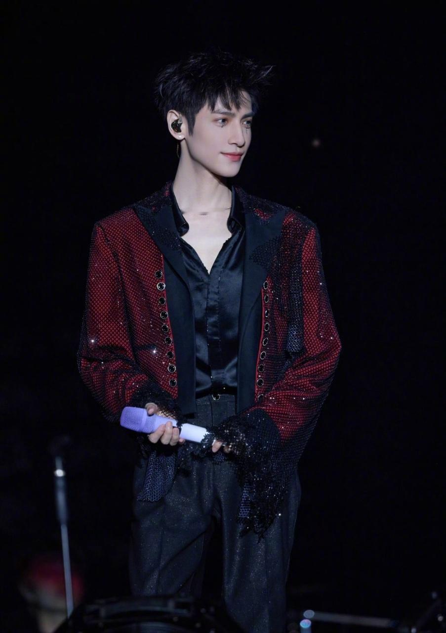 罗云熙发了去年演唱会拍立得罗云熙520卡点营业 今天520的惊喜是罗云熙给的！卡