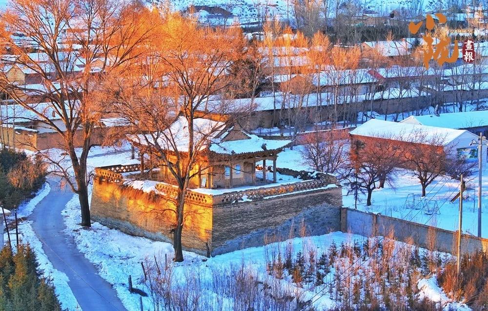 晒图笔记大赛 冬日暖阳洒在古宅上，雪景如画，静谧美好。