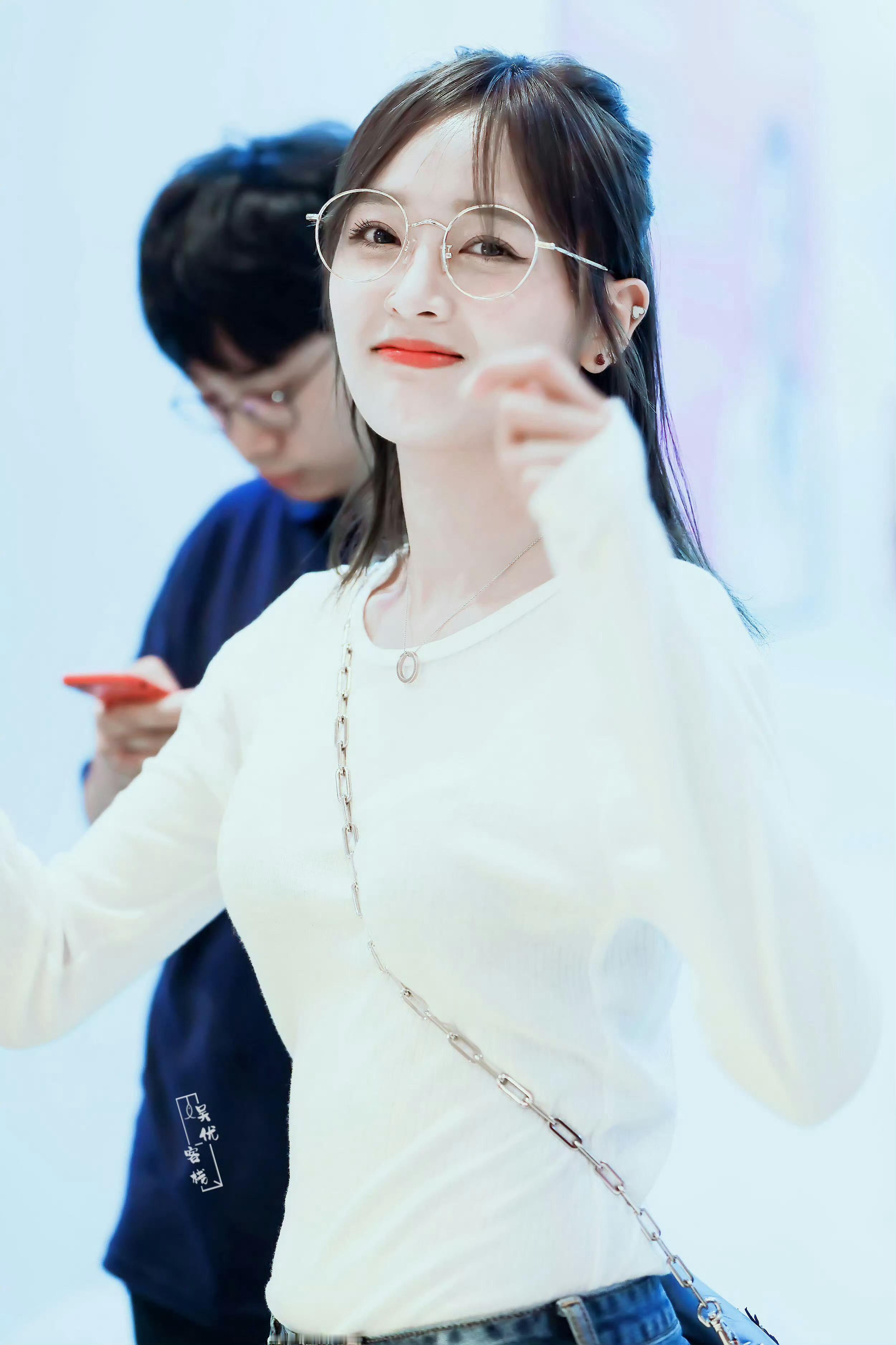 吴宣仪 机场饭拍  ，牛仔的随性、白T的纯粹，再加上眼镜的斯文，简单的搭配里藏着