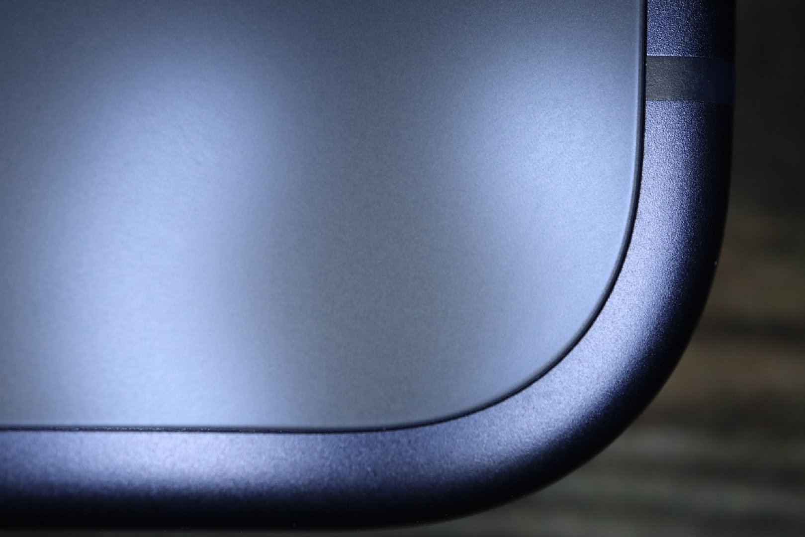 看到国外网友说的，iPhone 17 Pro 背板拼接留缝隙是为了「跌落时的缓冲