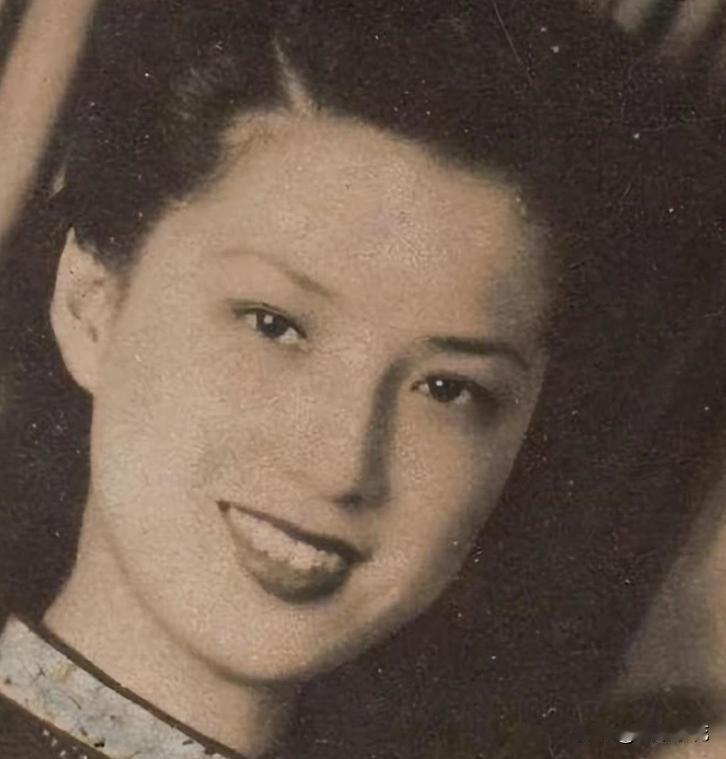 1919年，军官陈济棠偶遇戏子莫秀英一见倾心，发现她身上两处“异相”后当即提亲，