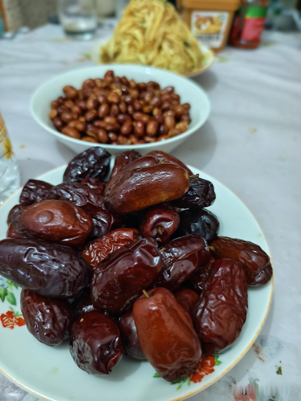 秋日生活打卡季 山西偏关猫姐今天来晒晒简单的偏关美食吧！
依旧是闺蜜家小聚小酌，