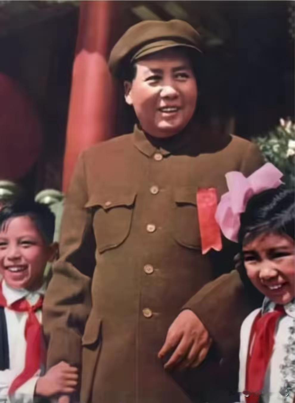 当年山河破碎满目疮痍，他踏遍万难救万民，人民永远记着这位慈祥伟人
 
百年前的旧