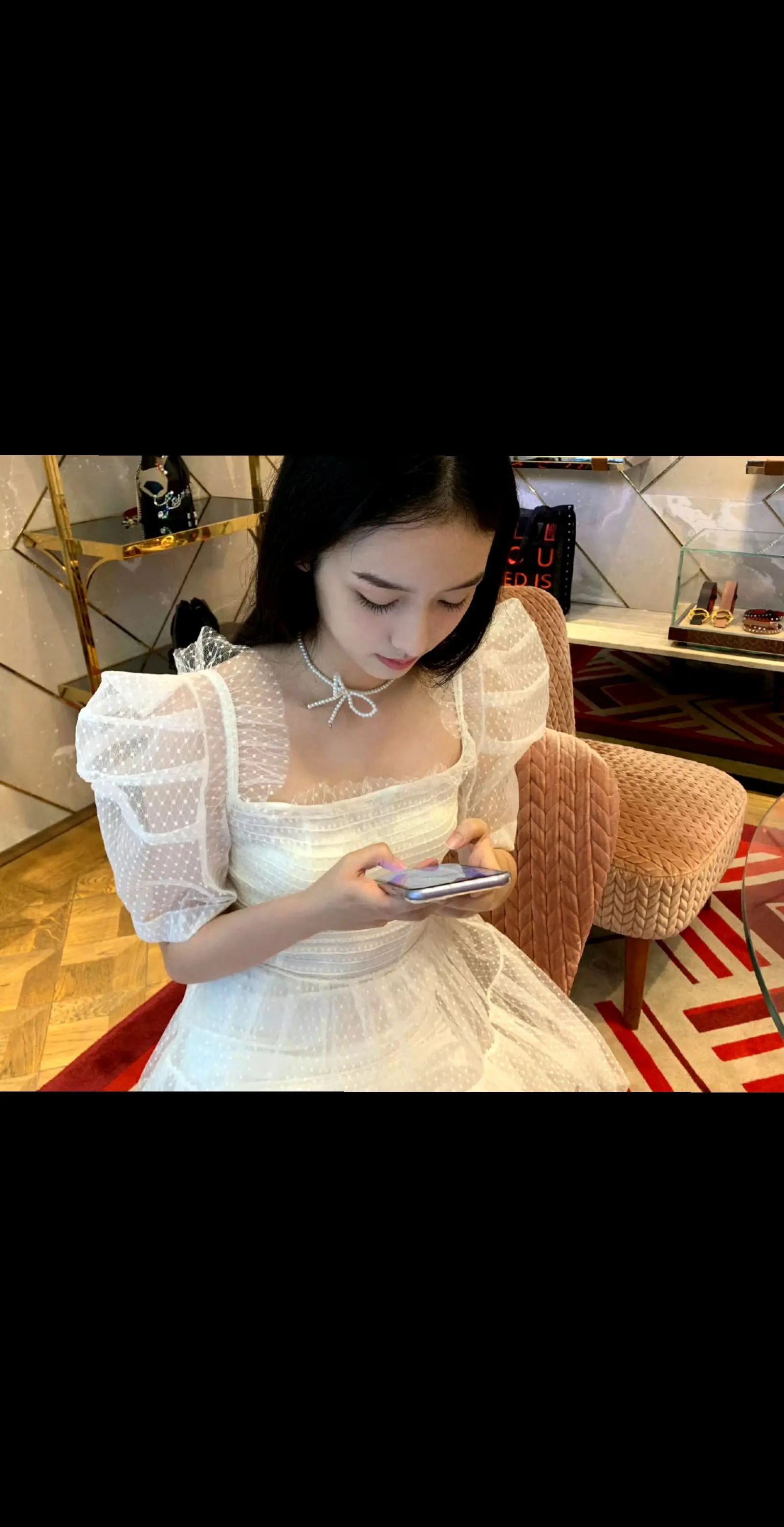 真是的  说好了出来玩  就知道在这玩手机 哼