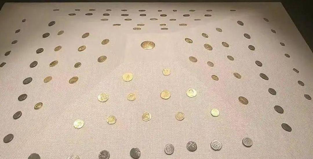 你见过天上掉钱吗？不是比喻，是字面意义上的往下掉。宁夏西吉县硝河村的村民就有这经