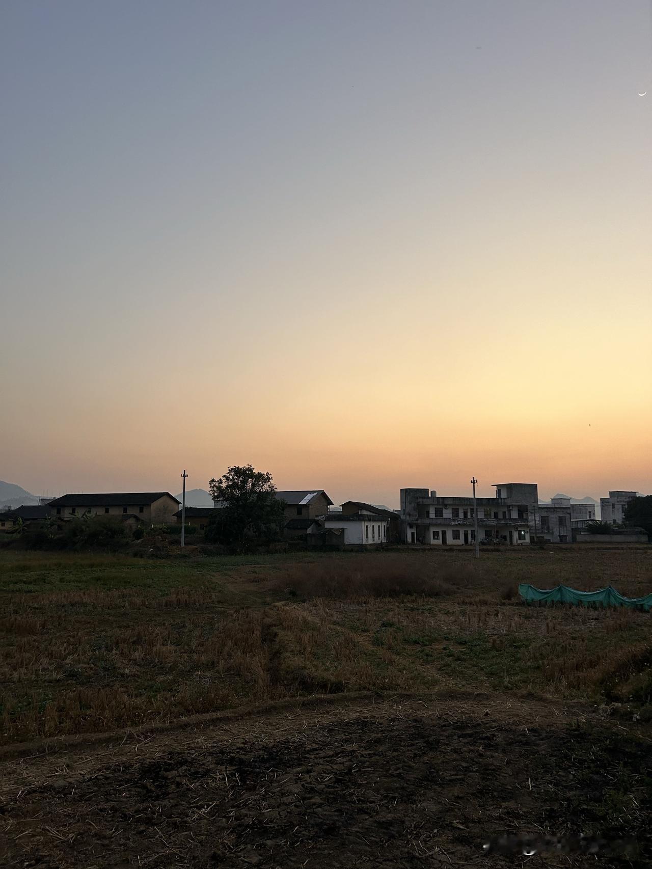 用一句话来形容现在的农村就是，

他乡容不下灵魂，故乡容不下肉体。

也就是说有