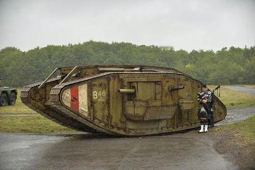 坦克的英文是“Tank”，这个词实际上是从英文中一个意为“大容器”或“储水槽”的