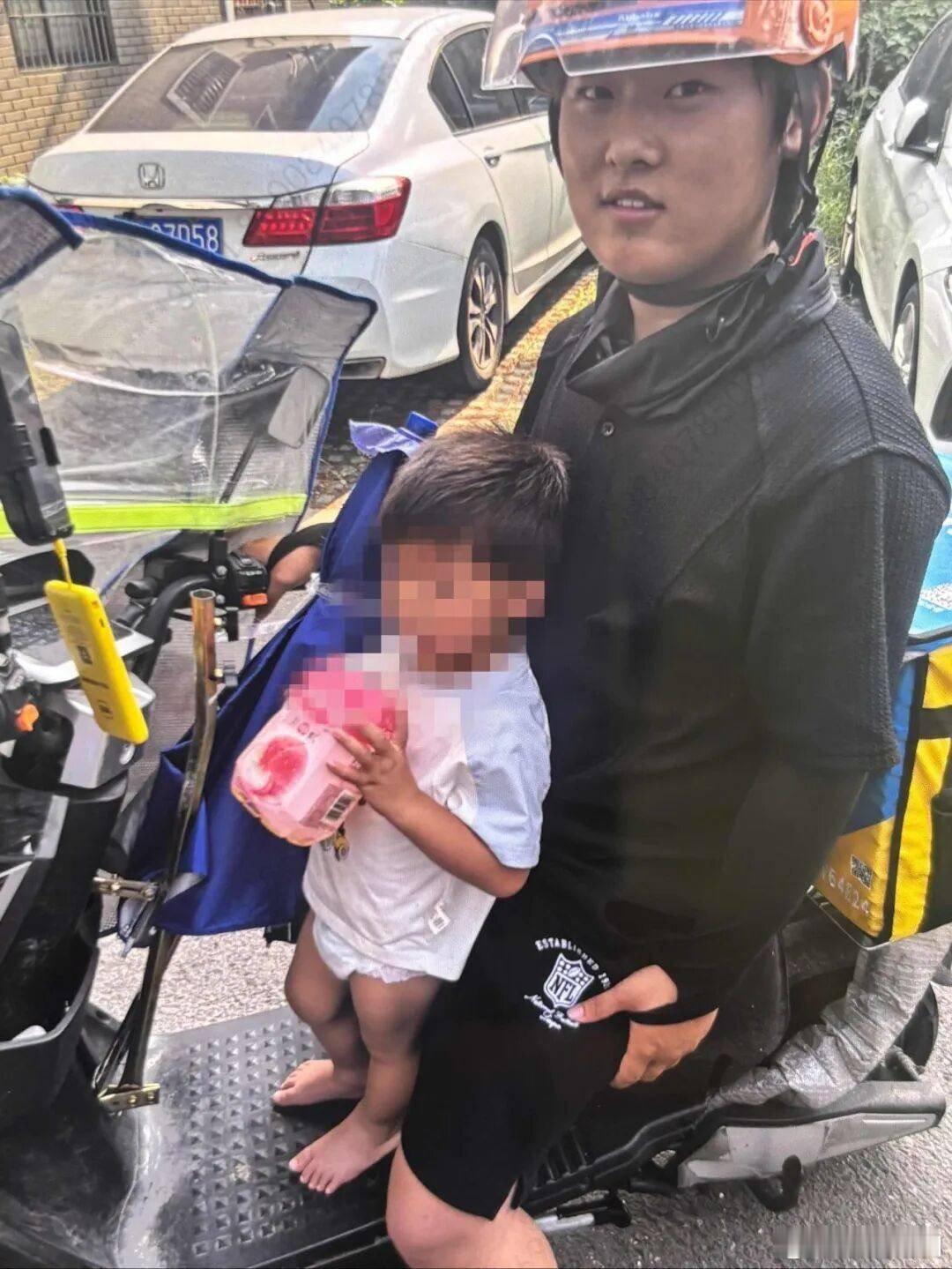 高温街头遇走失萌娃外卖小哥变身临时爸爸 8月17日下午3点多，杭州外卖小哥黄佳乐
