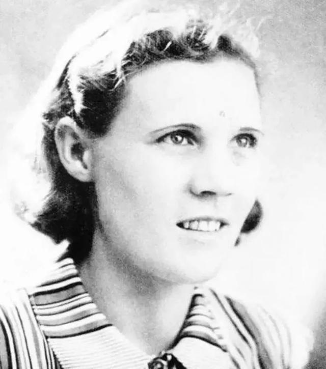 车子驶向大溪陵寝，路不长，却比她一生任何航程都沉重。陪同的护理提醒她调整面罩，她