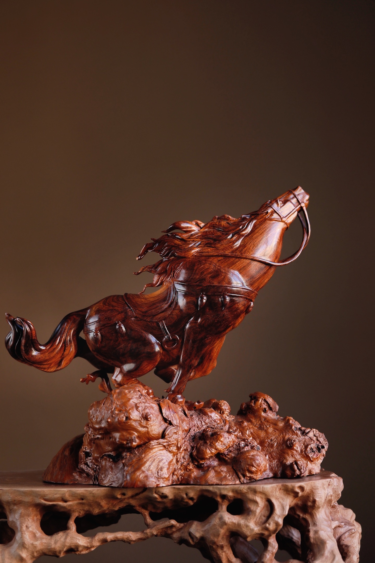 海南黄花梨×荔枝木 | 马到成功 摆件整块老油梨大料名师手刻。其身躯浑圆雄劲，威