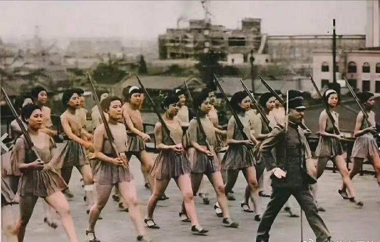 1942东京：被军国主义裹挟的少女
 
1942年的东京，在军国主义的狂热氛围里