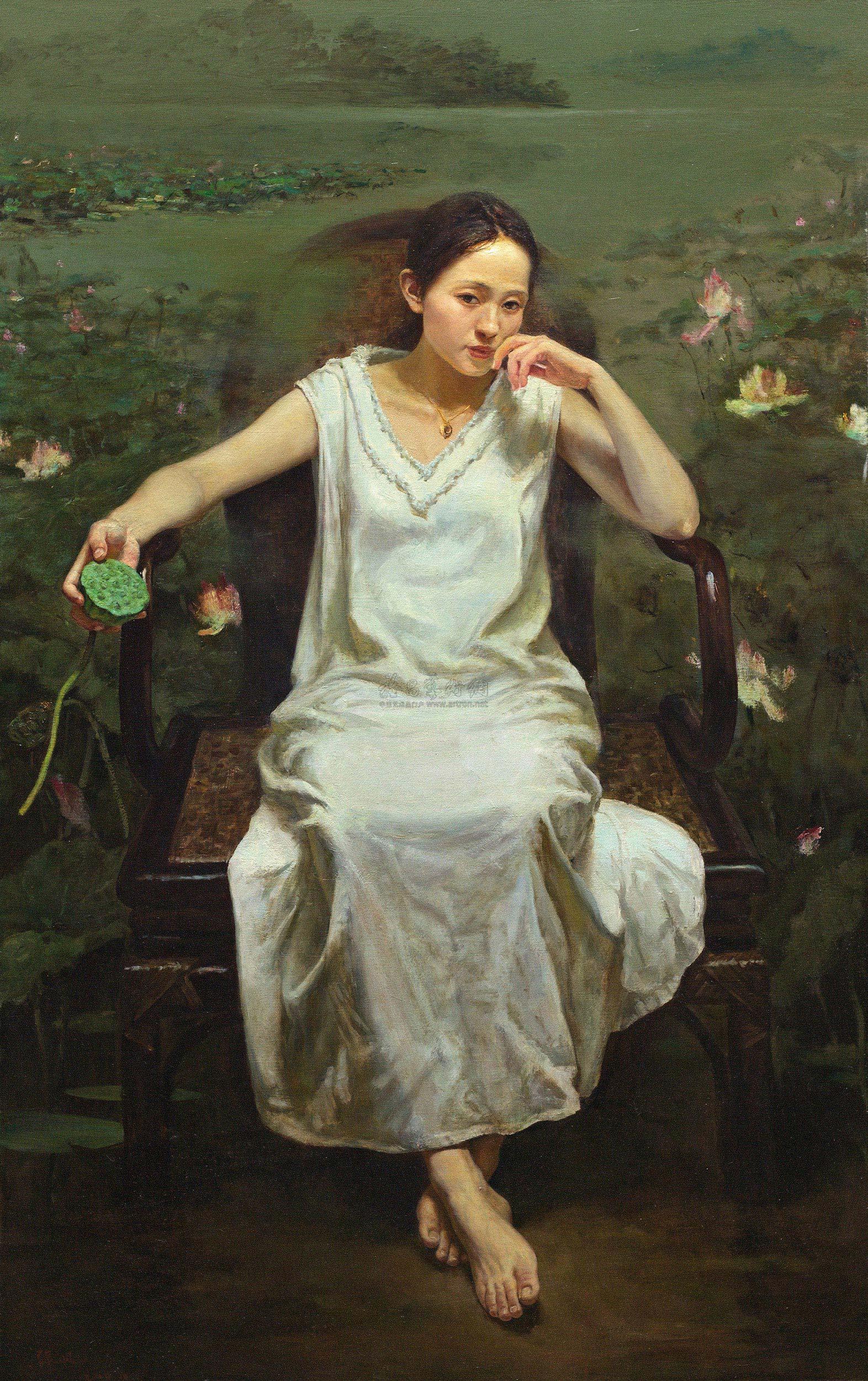 张小凡油画《新荷》赏析这是一幅古典写实风格的油画作品，画面描绘了一位年轻女子静坐