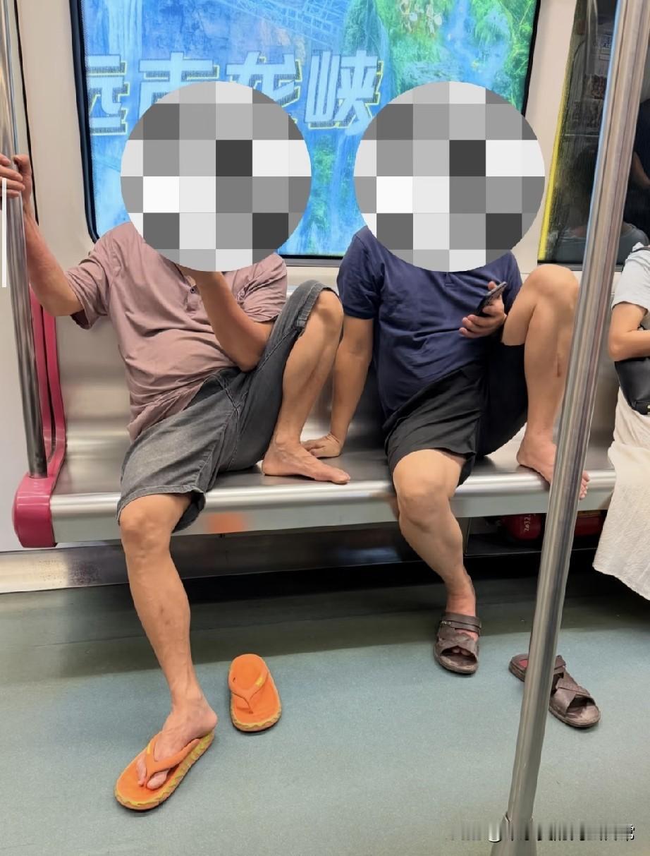 这地铁跟自己家上炕呢？
 
下班坐地铁撞见让人不适的一幕，两位男士直接光脚踩在地