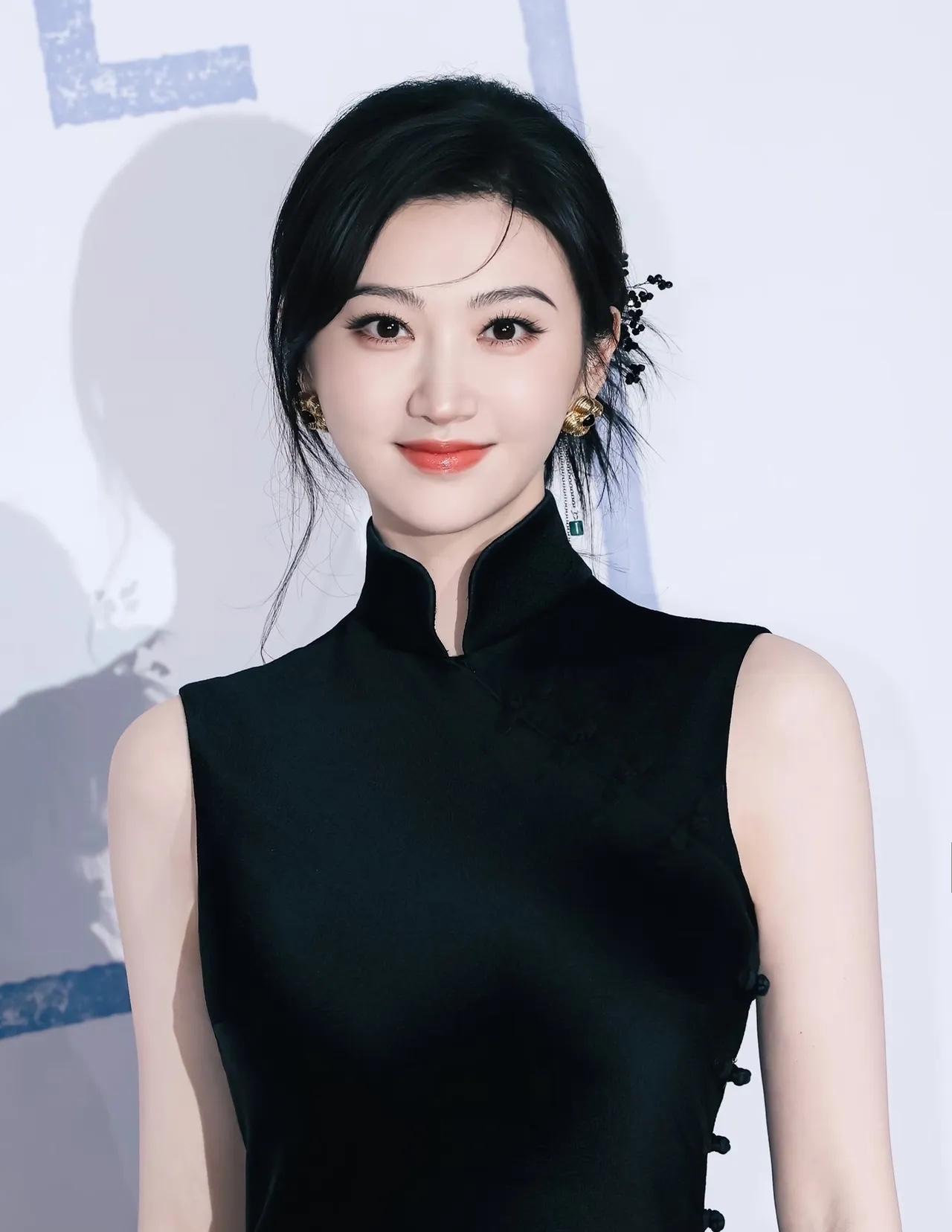 景甜给所有女生上了一课，
那就是找男朋友，
可以找有钱的，也可以找帅气的，但千万