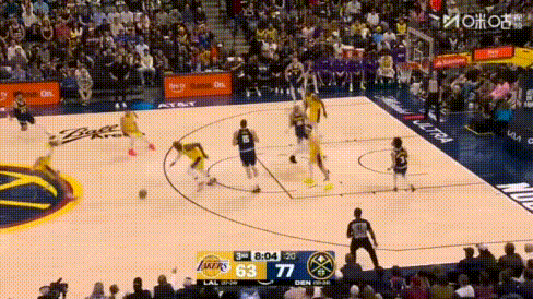 3打1不传还没进？詹姆斯：招牌快攻休想我传！
图1：海斯以为稳了都不跑了，东契奇