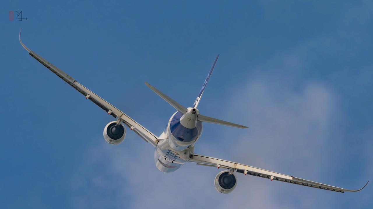空客A350-1000在新加坡航展上做展示飞行，轻盈如鸿雁般飞过。