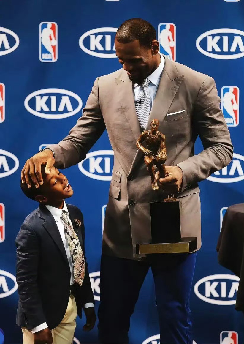 骑士詹姆斯nba 老照片回顾你知道这是詹姆斯的第几个MVP吗