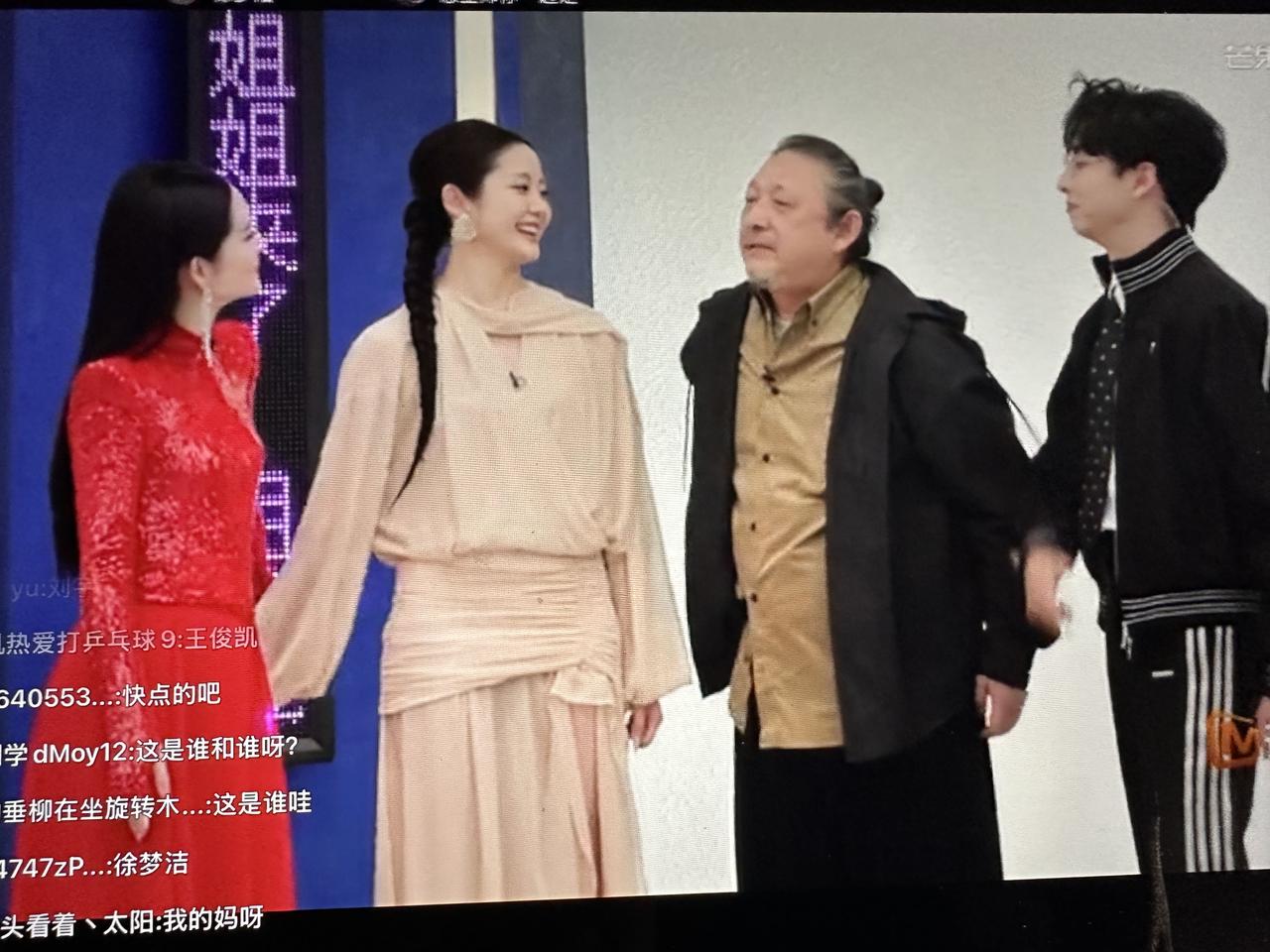 万千惠上浪姐三宝送考人。
没想到第一个进入直播的送考人竟然是这一对夫妻：万千惠和