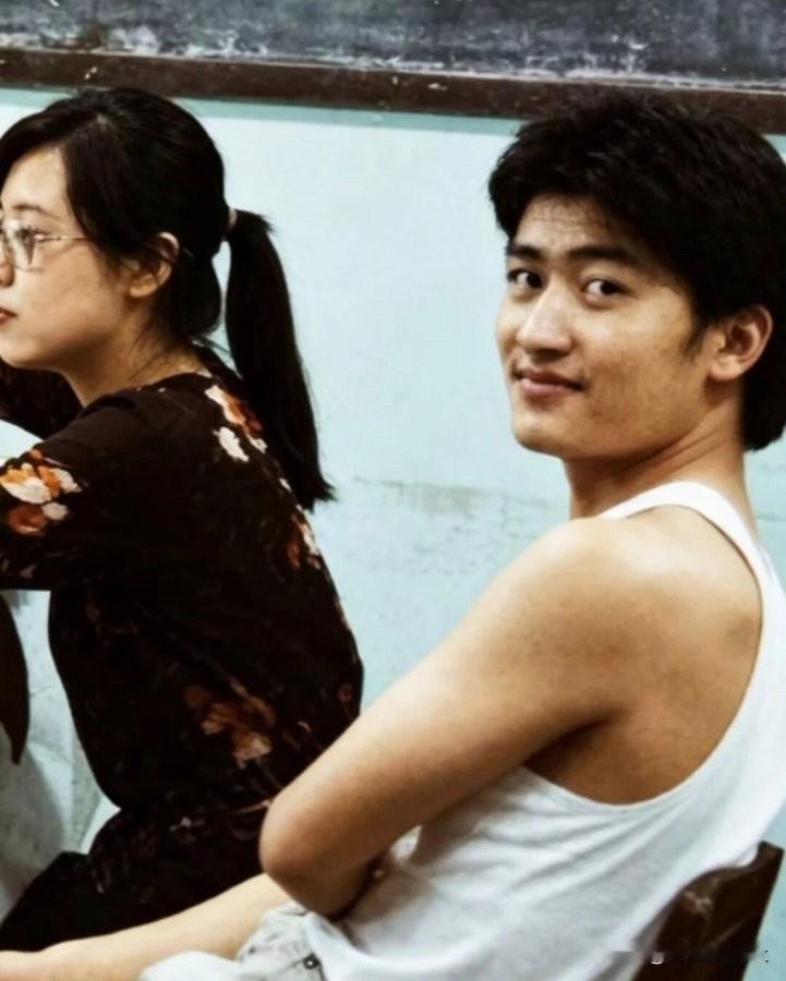上大学时的刘欢，也是蛮瘦的。