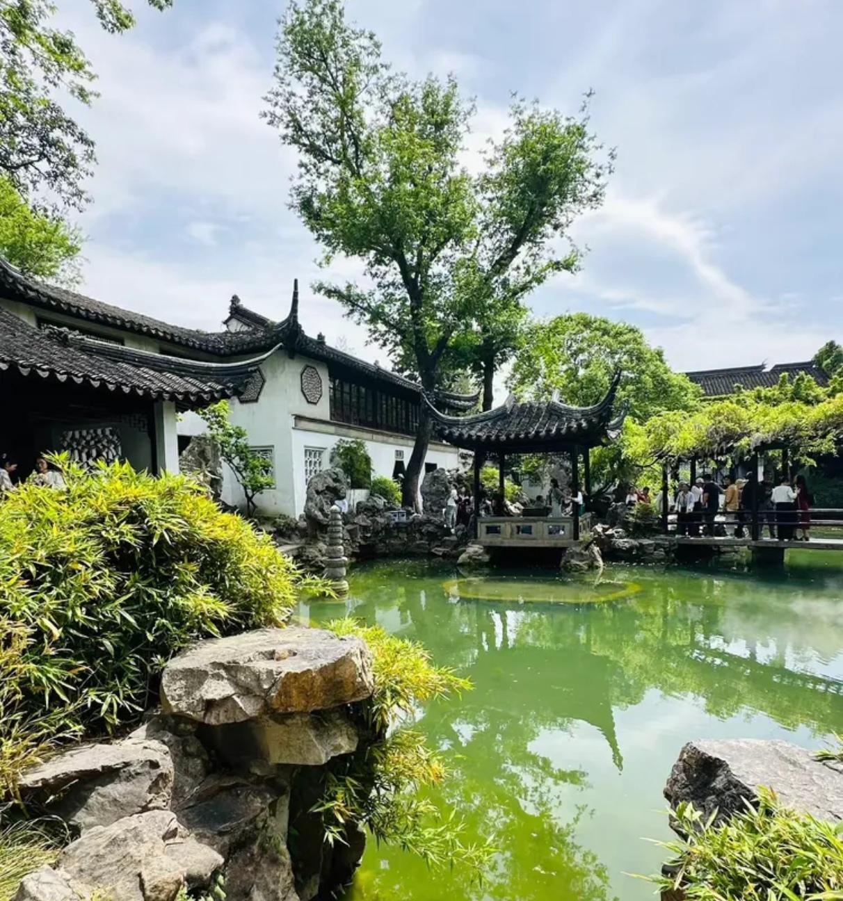 留园，江南造园美学的极致落笔，相较于其他园林，它胜在精巧与藏趣。
 以曲廊分割景