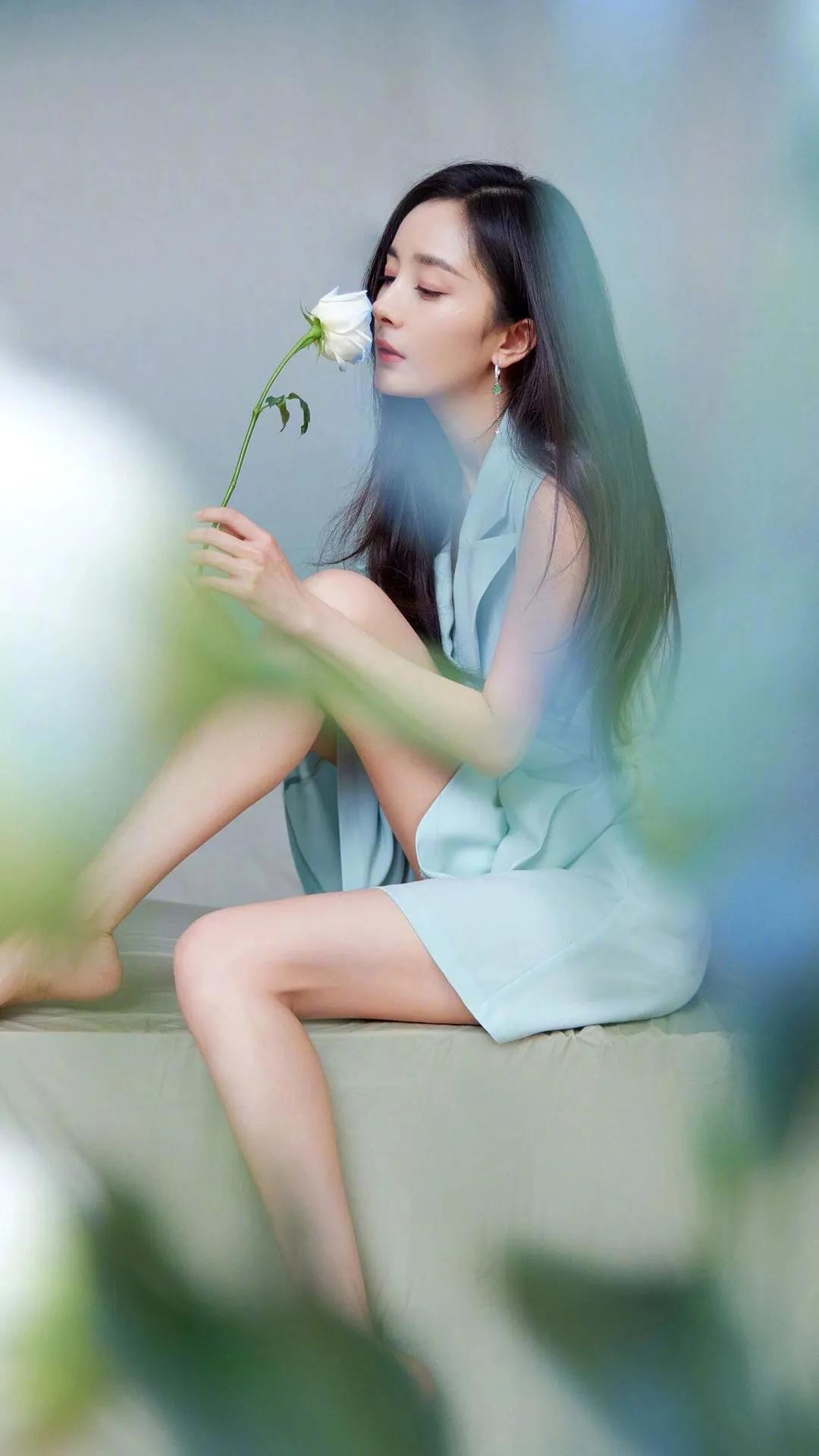 杨幂@杨幂 想要的氛围感，美丽的人做美丽的事。  
人生若只如初见，何事秋风悲画