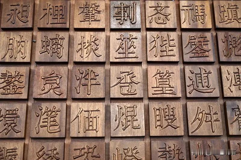 现代文字创作的方向是什么?
      现代文字创作跳出传统框架，扎根现实讲述暖