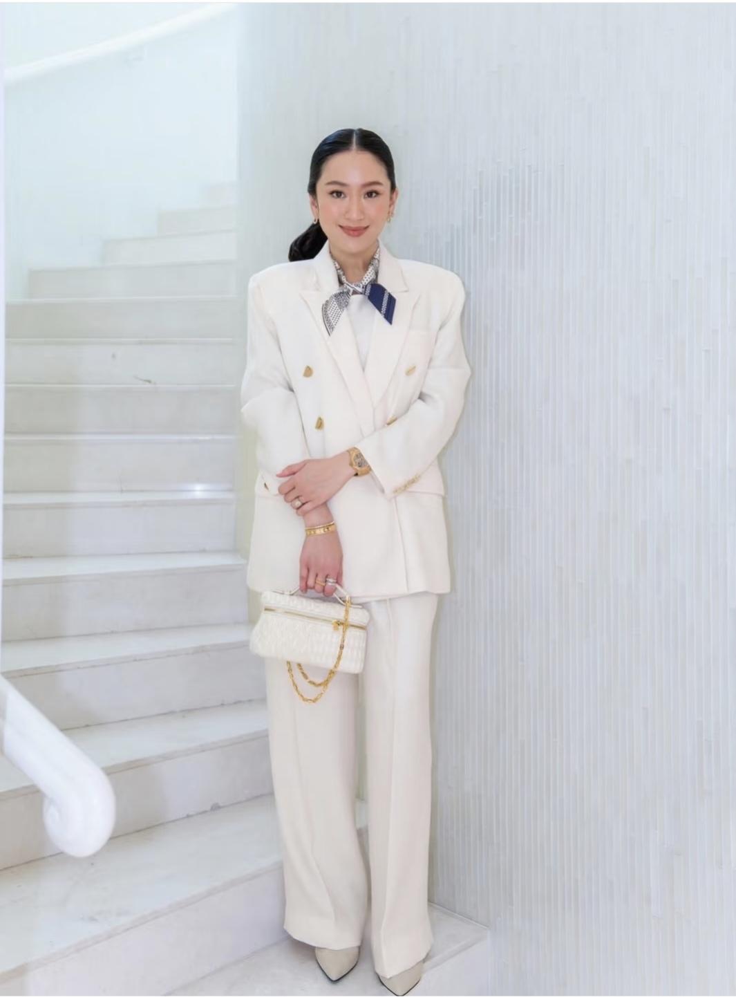 佩通坦气质真好！爱好也是广泛啊。12月4日，她观看东南亚运动会，赛事是泰国与问莱