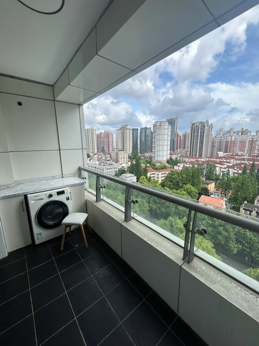 江苏路地铁口地暖大两房 还有书房