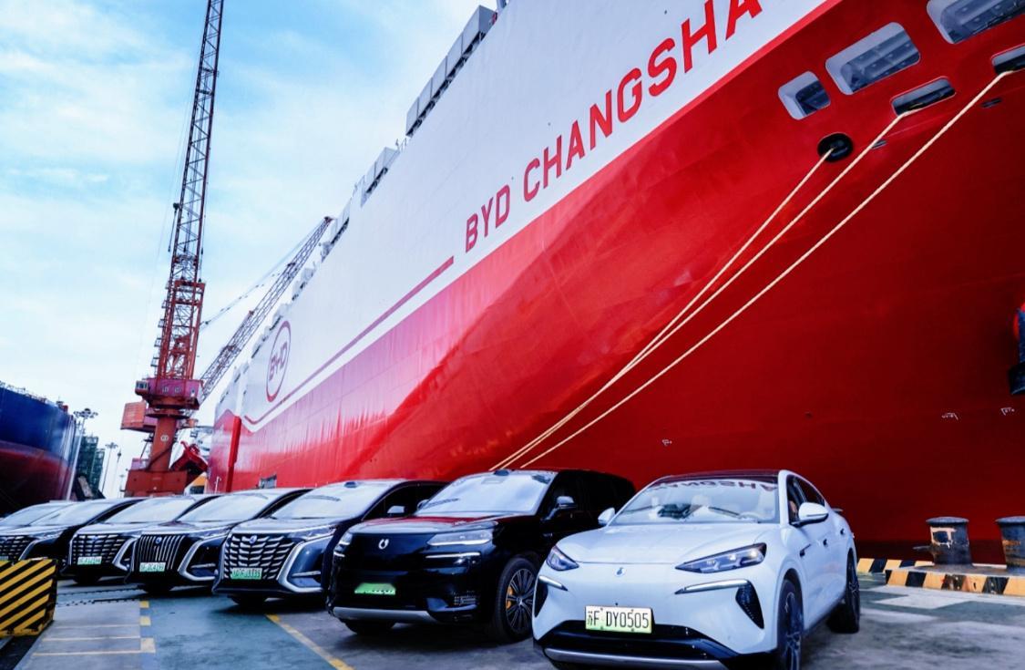 比亚迪全球四连冠，应该早就没悬念了，只不过2025年全年销量，值得细品。首先，高