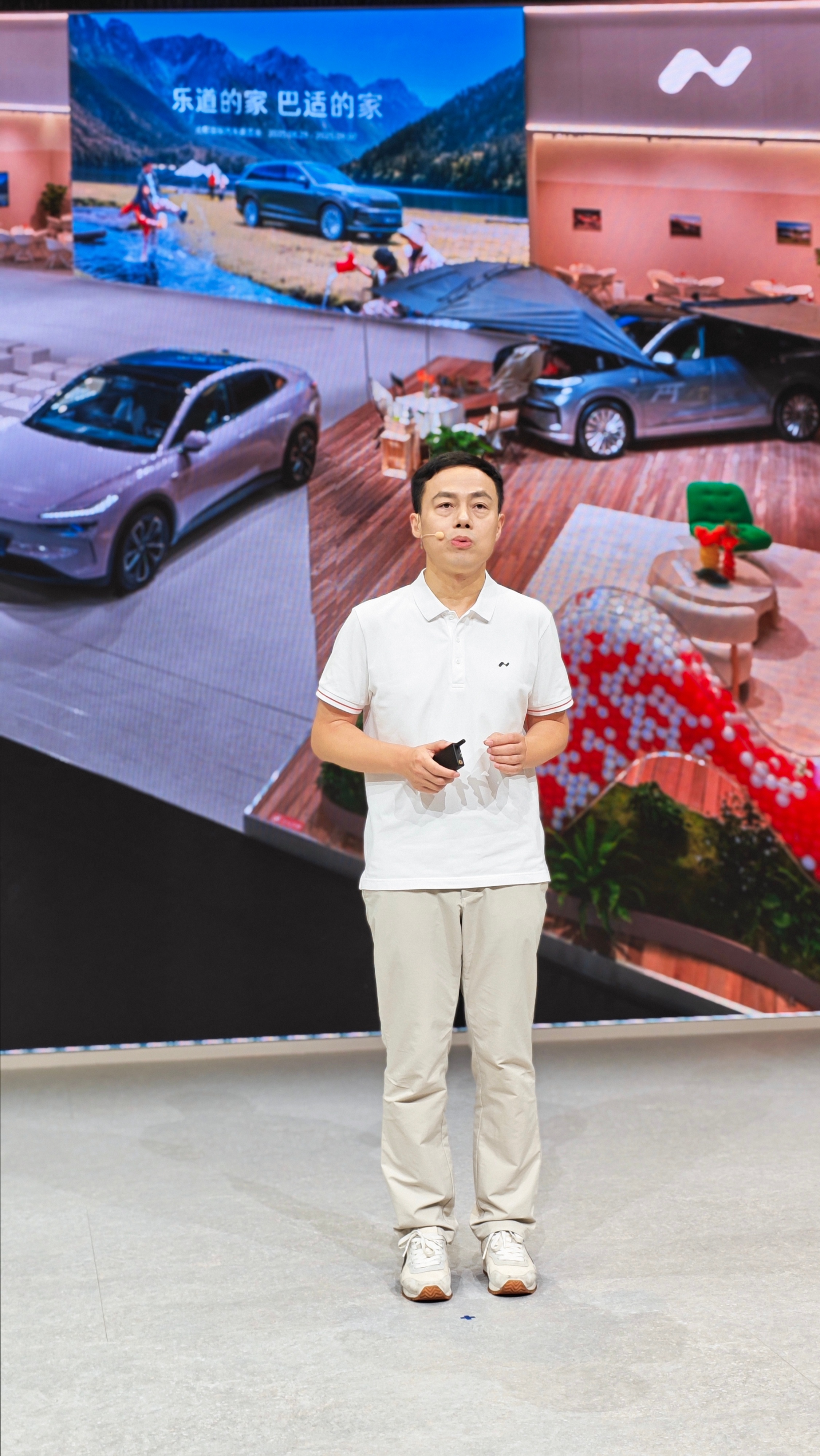 发布会开始啦，今天发布乐道L90的大七座版本，五彩斑斓的“黑”[嘻嘻]，刘署令老