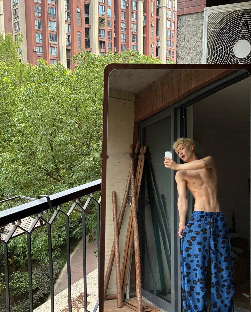 我真的要被这个蓝色豹纹裤种草了看着很好穿的样子 ​​​