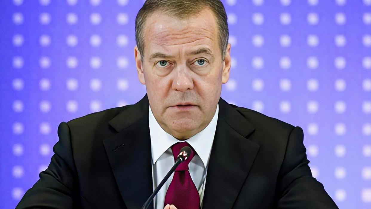 红线已破！梅德韦杰夫：英法敢给乌送核弹，俄直接核反击伦敦巴黎
 
梅德韦杰夫发出