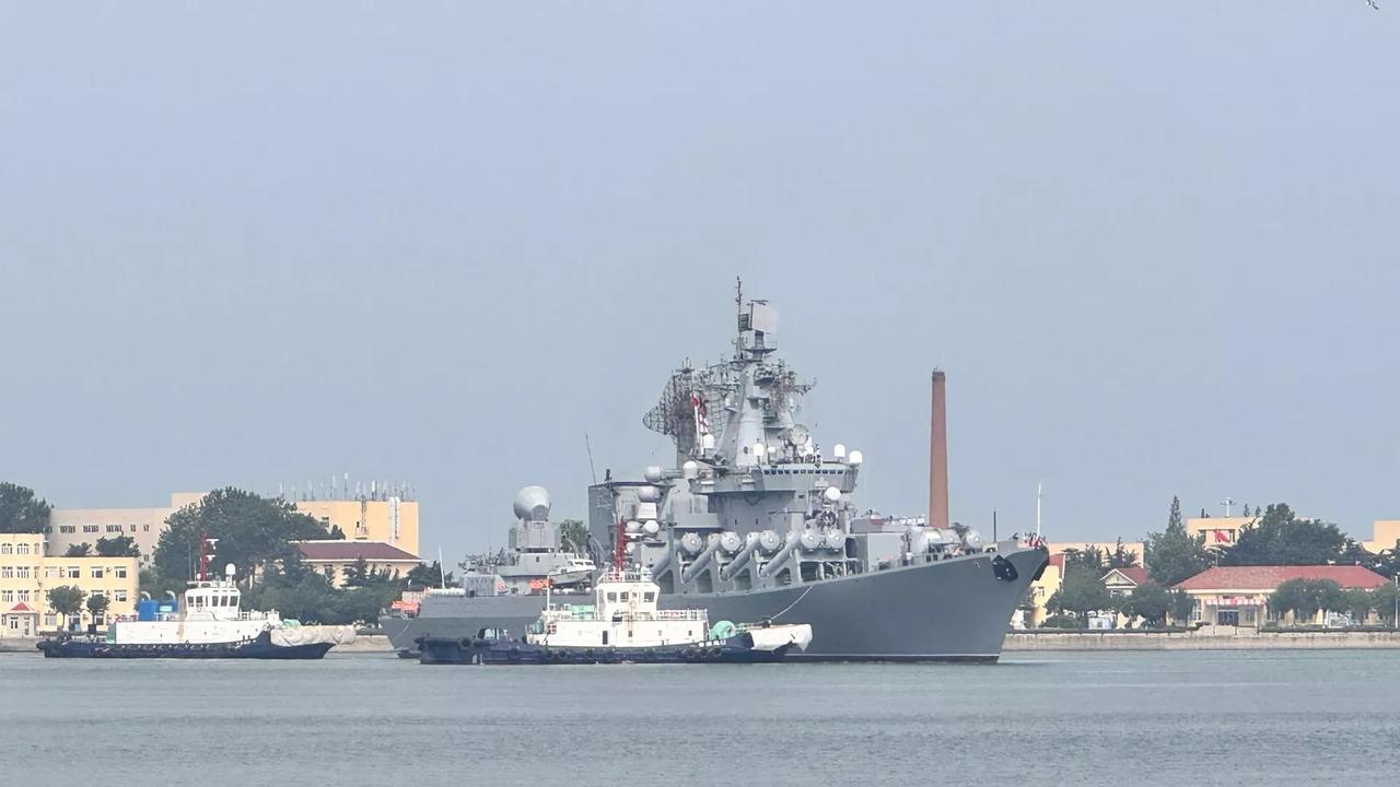 敏感时刻，中俄将举行海上联合军事演习，这一次双方出动了10艘各种类型的舰艇。
值
