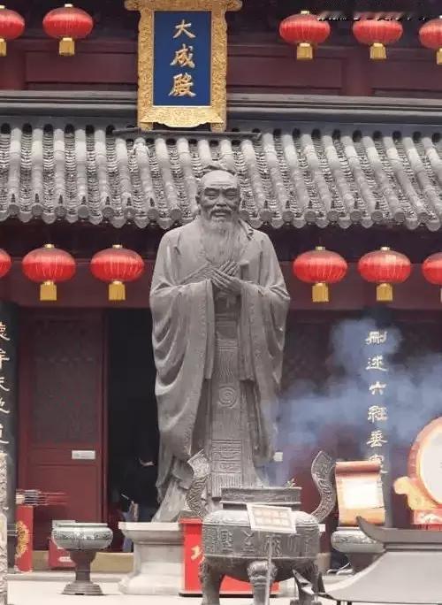 孔子后代出生即 巅峰，为啥历代都不敢动孔家？这得从孔子说起。孔子是儒家学派创始人