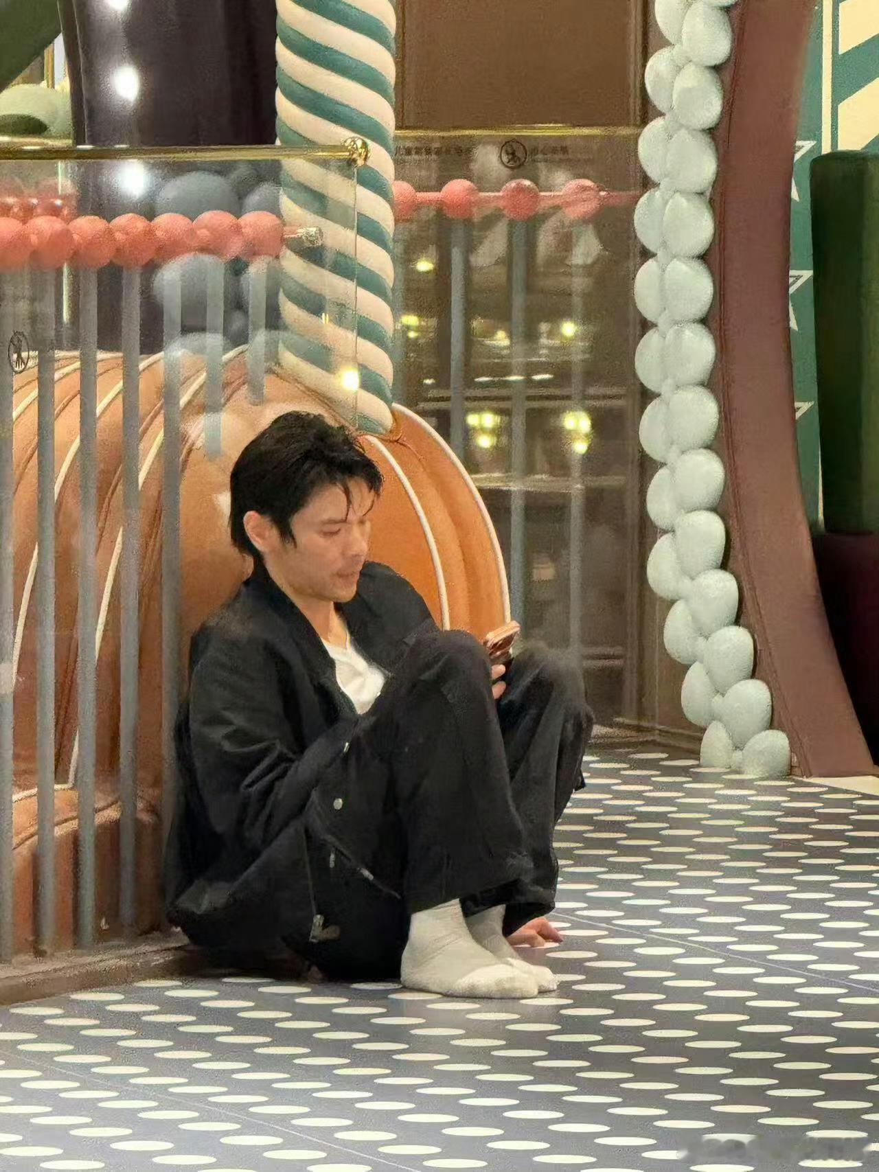 偶遇郭碧婷向佐带娃🎢没有精心摆拍，路人镜头下的一家，夫妻俩专注手机，孩子独自探