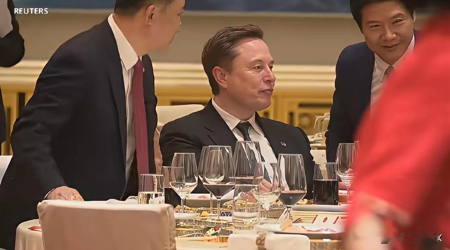 一场高端晚宴上的互动，意外让雷军与马斯克的同框画面引爆全网。席间，雷军主动走向马