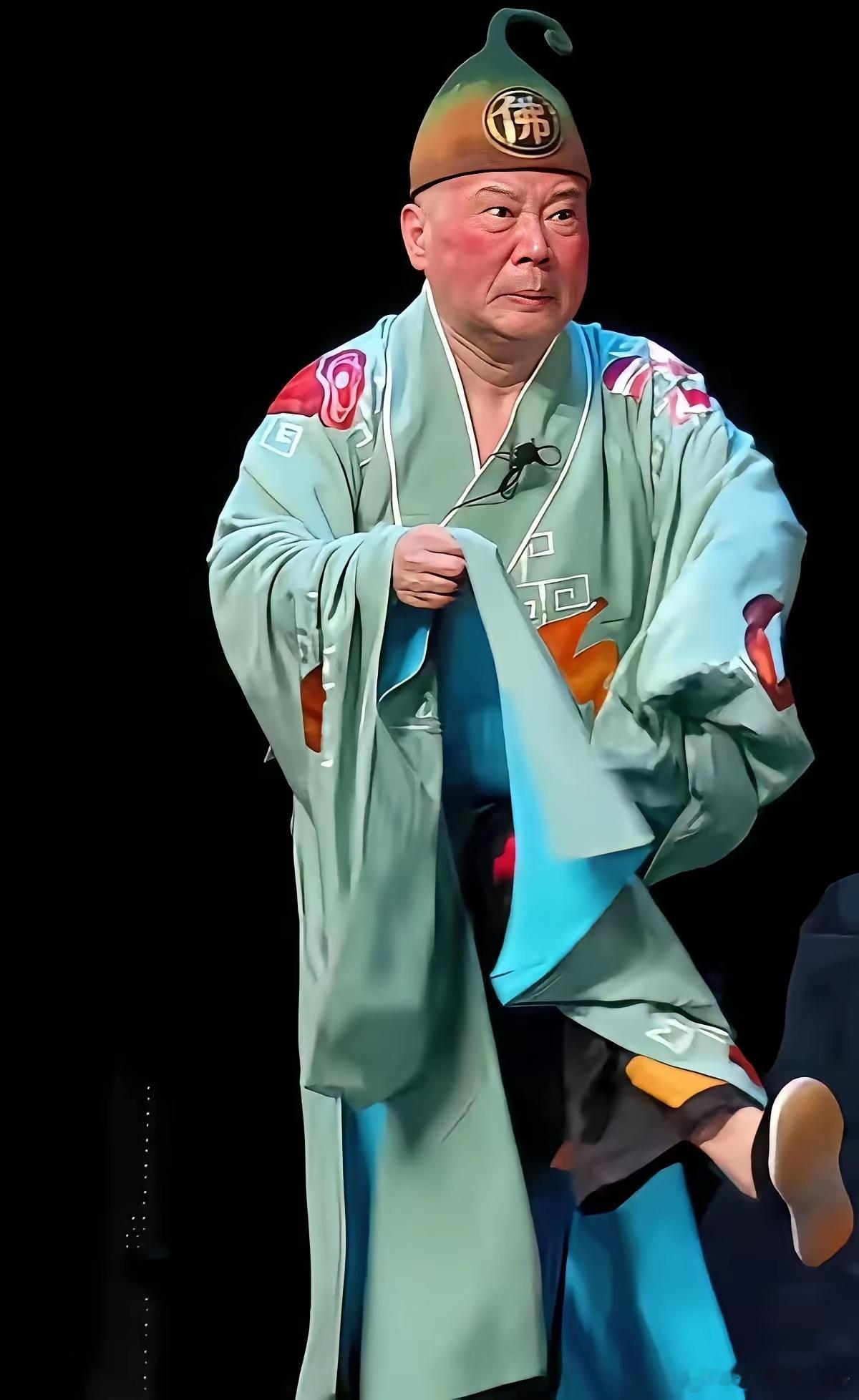 郭德纲被捧的找不着北了，人家夸他两句唱戏唱的好，他是真当真了啊！ 