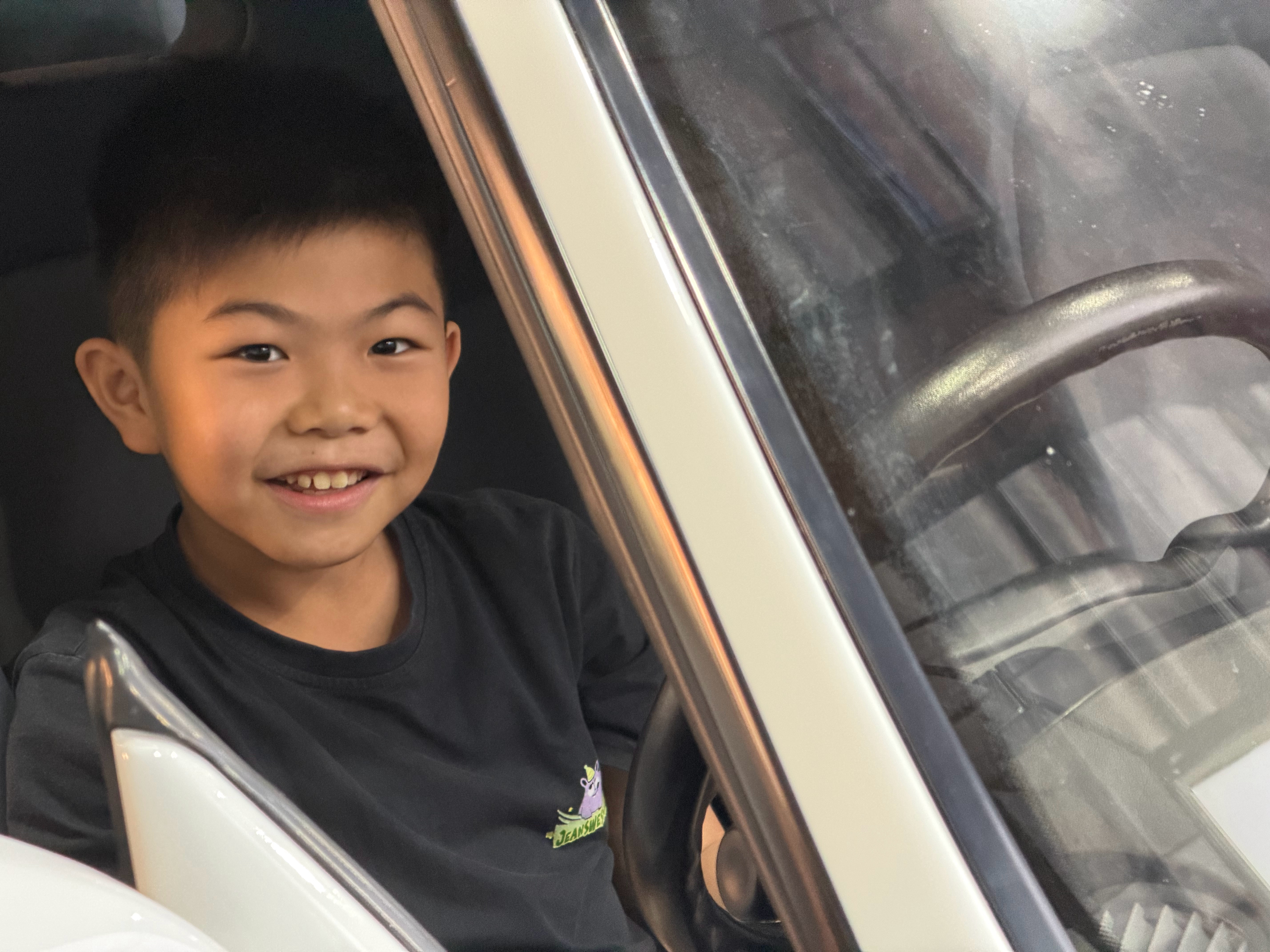 今天回公司取点东西就回家来了个蹲守看车的小粉丝马上打开库房让他看个够他说最喜欢 