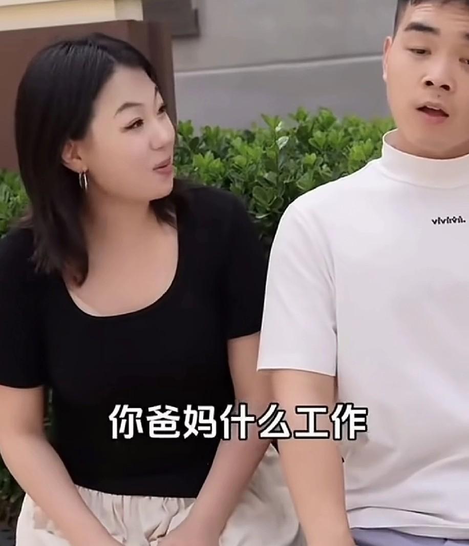 这事儿最有嚼头的点，不是尚筱菊喊错了称呼，而是他喊完之后，旁边所有人都愣住了，唯