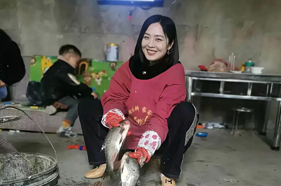 这家男主人也太有福气了吧！娶了个贤惠顾家的好媳妇，看她笑起来眉眼弯弯的样子，就知