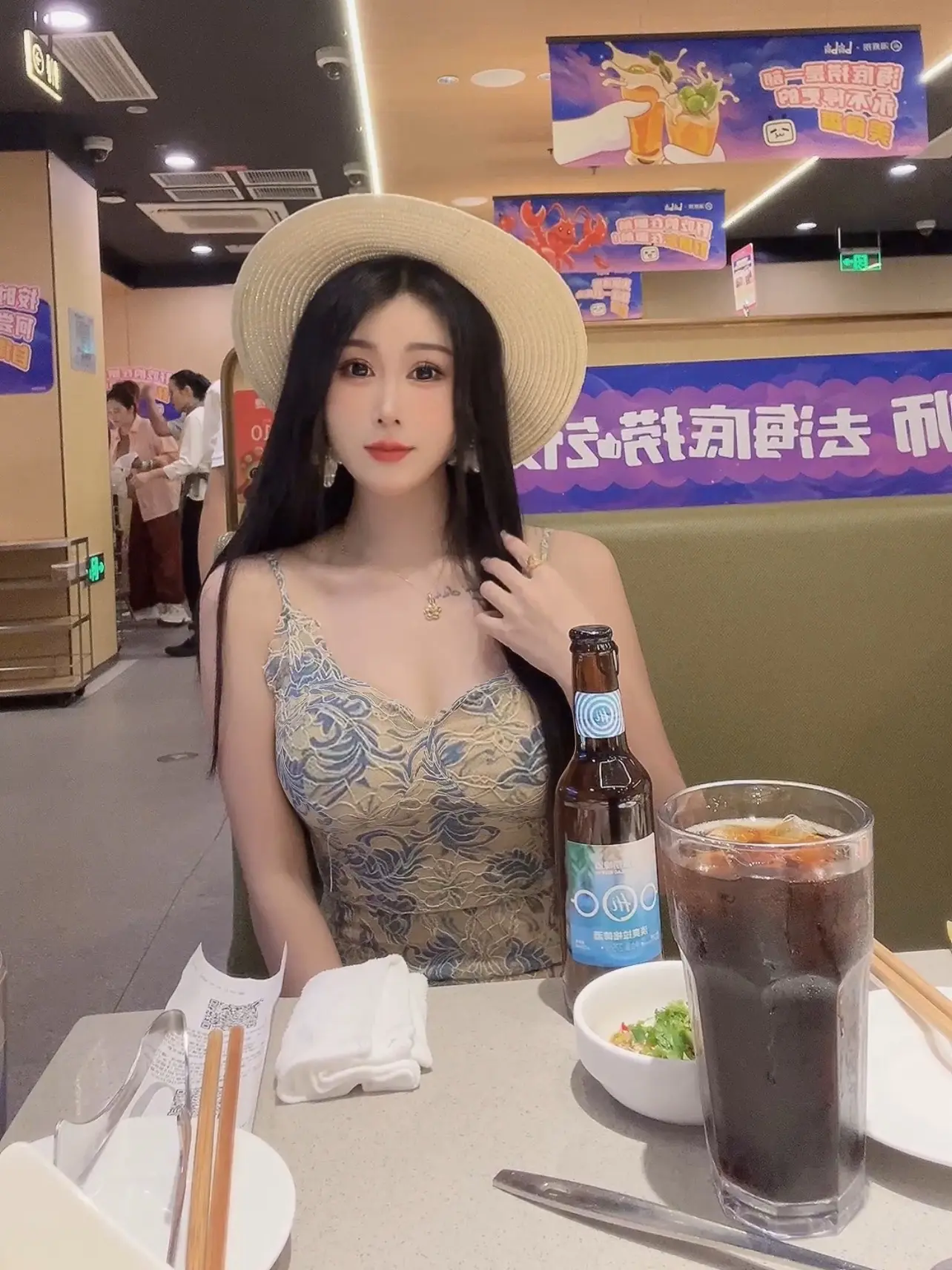 以前羡慕会喝酒的女孩 感觉又帅又洒脱 自从喝酒后才 觉得 不喝酒的女孩...
