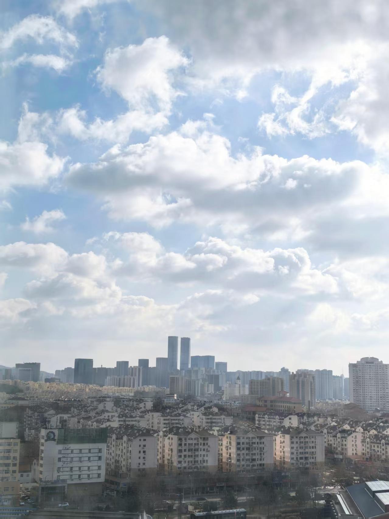 今天的天气是晴天，时而有云☁️，当云层盖上阳光时，天空非常精彩！快来看看吧
天空