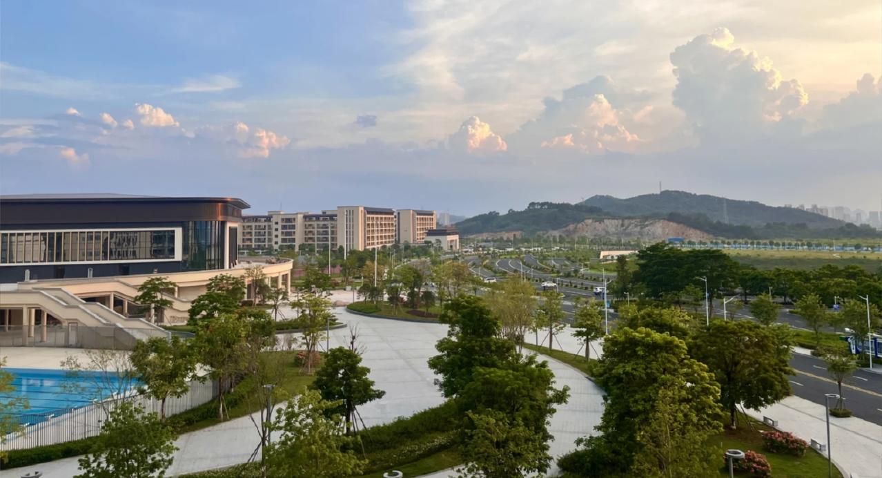 北方人踏入玉林新世纪高级中学的首个学期
北方人踏入玉林新世纪高级中学的首个学期，